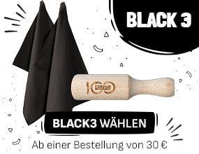 Zwei schwarze Geschirrtücher sowie ein GEFRO Gewürzschaufel mit Jubiläumslogo. Text: „Black 3 – BLACK3 wählen. Ab einer Bestellung von 30 €“.