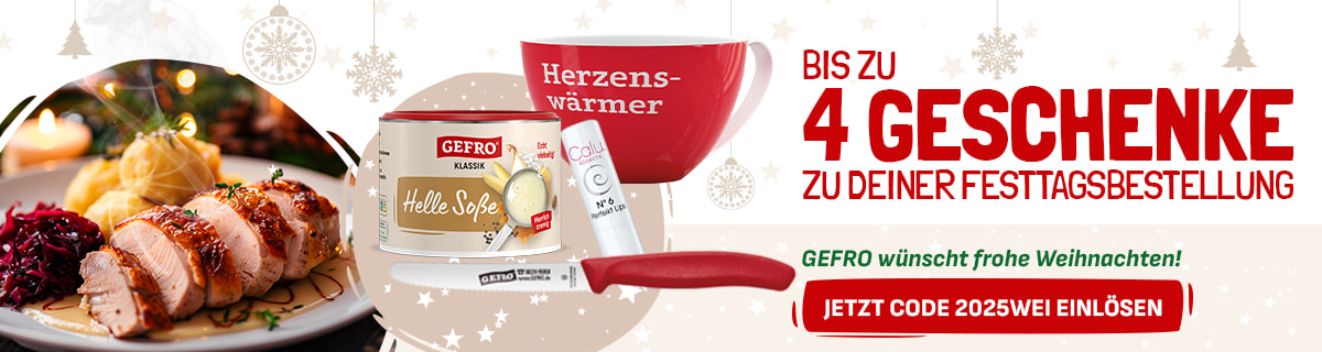 Breiter GEFRO-Hero-Banner im Weihnachtsdesign. Links ein Teller mit festlichem Gericht aus Fleisch, Knödeln und Rotkohl. Rechts davon die Geschenkartikel: rote „Herzenswärmer“-Tasse, „GEFRO Helle Soße“, Lippenpflege und ein Messer. Groß steht „Bis zu 4 Geschenke zu deiner Festtagsbestellung“. Zusätzlich der Gruß „GEFRO wünscht frohe Weihnachten!“ sowie ein roter Button „Jetzt Code 2025WEI einlösen“.