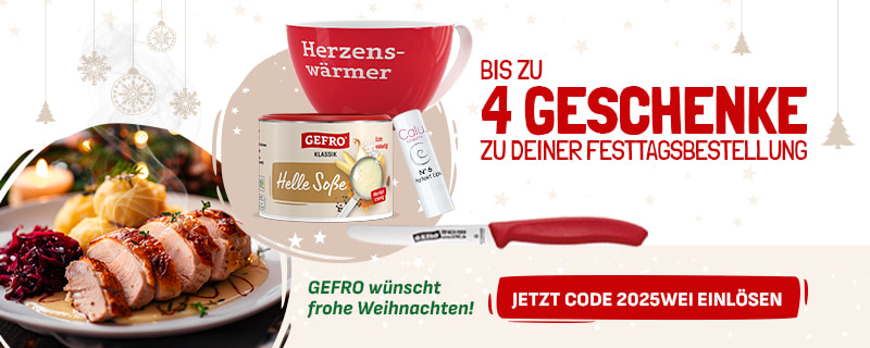 Festlicher GEFRO-Tablet-Banner mit Tellergericht aus Fleisch, Rotkohl und Knödeln links. Rechts daneben sind eine rote „Herzenswärmer“-Tasse, eine Dose „GEFRO Helle Soße“, eine Lippenpflege sowie ein Messer zu sehen. Darüber steht „Bis zu 4 Geschenke zu deiner Festtagsbestellung“. Der Text „GEFRO wünscht frohe Weihnachten!“ und ein roter Button „Jetzt Code 2025WEI einlösen“ runden das Motiv ab.