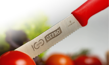 Die Klinge des GEFRO Toamtenmesser mit Wellenschliff, verziert mit dem 100 Jahre GEFRO Logo