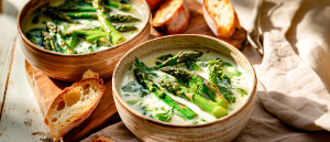 Frühlingskräutersuppe mit grünem Spargel