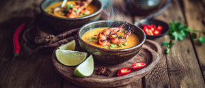 Sauer-scharfe Kokos-Kürbissuppe mit Riesengarnelen »Africa Style«