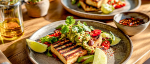 Gegrillter Tofu auf Tomatensalat mit Avocado-Bohnen-Relish