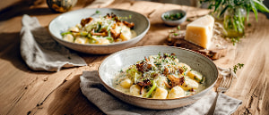 Kartoffelgnocchi in Allgäuer Bergkäsesoße mit Lauch und Pfifferlingen