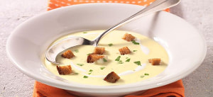 Kartoffel-Käsesuppe mit Röstbrotwürfeln