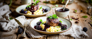 Rehrückenfilet auf Rahmkohlrabi mit Balsamico-Brombeersoße