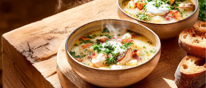 Cremige Wurzelgemüsesuppe mit Huhn und Speck