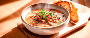 Rindfleischsuppe mit Paprikakonfetti und Röstbrot