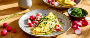 Kräuteromelett mit Spargel in Radieschenvinaigrette