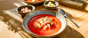 Scharfe Tomaten-Gazpacho mit geräucherter Forelle