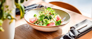 Frühlingskräutersalat mit Kohlrabi, Grapefruit und Pinienkernen