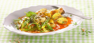 Grünes Spargelgemüse mit Ofenkartoffeln