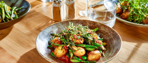 Grünes Spargelgemüse mit Ofenkartoffeln