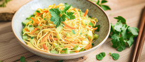 Curry-Nudelsalat mit Koriander und Minze