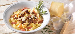 Pasta mit Parmaschinken, Pecorino und Steinpilzöl