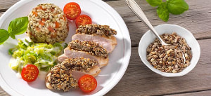 Basilikum-Nuss-Risotto mit Hähnchenbrust in Samenkruste und Lauch