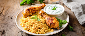 Curryreis mit Hähnchenkeulen und Minzjoghurt