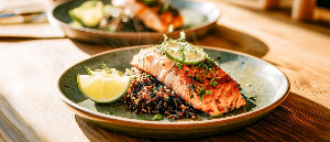 Gebratenes Lachsfilet mit Wildreis