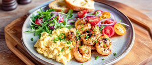 Nordseekrabben mit Rührei und Tomatensalat