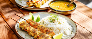 Hähnchenspieße auf Zitronengras mit Currysauce