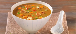 Asiatische Gemüsesuppe mit Putenbrust