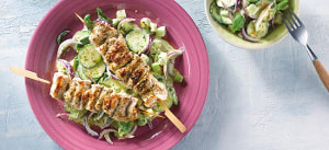 Gegrillte Hähnchenspieße mit Zucchini-Apfelsalat