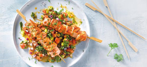 Gegrillter Lachs-Kebab mit Petersiliensalat