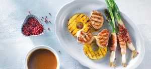 Gegrilltes Schweinefilet mit Ananas und Speck-Lauchzwiebeln