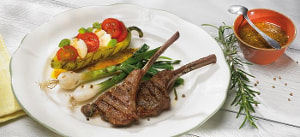 Rosmarin-Lammkoteletts und Caprese vom Grill
