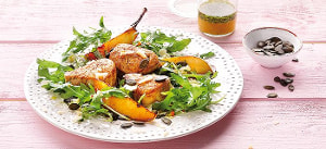 Schweinemedaillon und gebratene Birne auf Rucolasalat