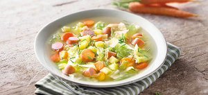 Spitzkohl-Kartoffelsuppe mit Würstchen