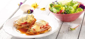 Überbackenes Kalbsschnitzel mit Gorgonzola und buntem Blattsalat