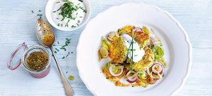 Zucchinifrikadellen mit Lauchsalat in Tomatendressing