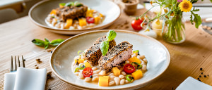 Thunfisch in der Pfefferkruste auf weißen Bohnen