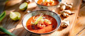 Tomaten-Ingwer-Suppe mit Garnelen