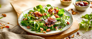 Feldsalat mit Bratapfelscheiben und karamellisierten Nüssen