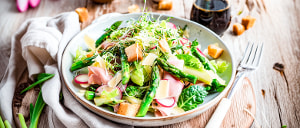 Frühlingssalat mit Spargel, Käse und Schinken