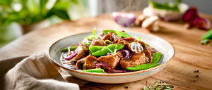 Filetgeschnetzeltes mit Zuckererbsen und roten Zwiebeln