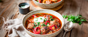 Herzhafte Soljanka mit Hackfleischbällchen