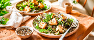 Knackiger Mesclin-Salat mit Croûtons