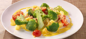 Broccoli in Curry-Mandelsoße