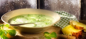 Feldsalat-Kartoffel-Cremesuppe mit Bauernbrotraclette