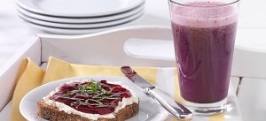 Frühstücks-Beerendrink mit süßem Quarkbrot