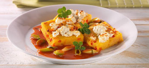 Gebratene Paprikapolenta mit Schafskäse auf Lauchzwiebel- Tomatensugo