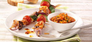 Gegrillte Gemüsespieße mit Tomaten-Paprikasalsa