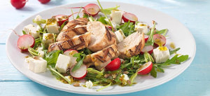 Gegrillte Hähnchenbrust auf Radieschen-Rauke-Salat