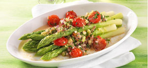 Grüner Spargel in Tomaten-Zwiebel-Marinade