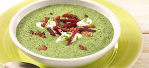 Kräuter-Lauch-Cremesuppe mit Speck und roter Beete
