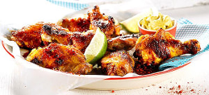 Paprika-Chiliwings mit Curry-Cashewdip