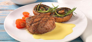 Pfeffersteak mit Pilzen vom Grill und Sauce Hollandaise